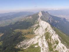 Au milieu de la crte : le Cornafion ; au fond  droite : Grenoble