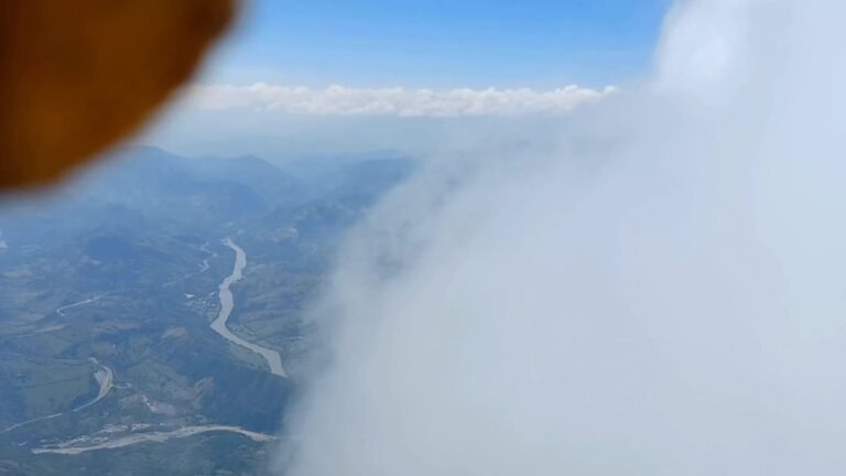 Baisers du parapentiste dans les andes